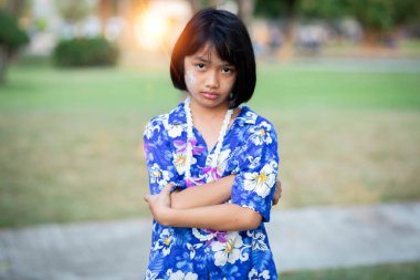 Yaz günü çayırda tatlı küçük bir kız.