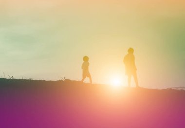 Çocuk siluet, çocuğun sevinç anlar. Doğa günbatımı