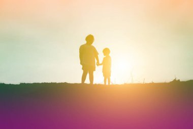 Çocuk siluet, çocuğun sevinç anlar. Doğa günbatımı