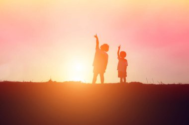 Çocuk siluet, çocuğun sevinç anlar. Doğa günbatımı