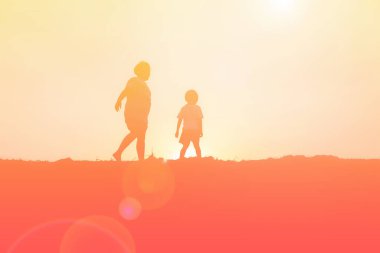 Çocuk siluet, çocuğun sevinç anlar. Doğa günbatımı