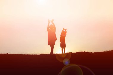 Çocuk siluet, çocuğun sevinç anlar. Doğa günbatımı