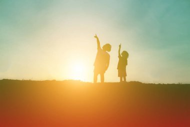 Çocuk siluet, çocuğun sevinç anlar. Doğa günbatımı