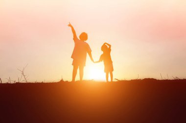 Çocuk siluet, çocuğun sevinç anlar. Doğa günbatımı