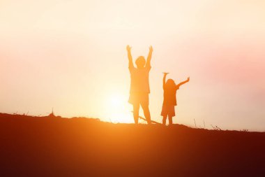 Çocuk siluet, çocuğun sevinç anlar. Doğa günbatımı