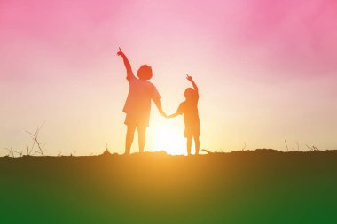 Çocuk siluet, çocuğun sevinç anlar. Doğa günbatımı