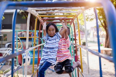 Çocuk oyun alanında. Çocuklar açık havada oynuyor.