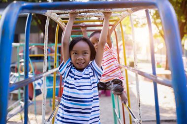 Çocuk oyun alanında. Çocuklar açık havada oynuyor.