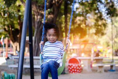 Çocuk oyun alanında. Çocuklar açık havada oynuyor.