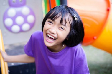 Yüzü gülen kızlardan yakın çekim