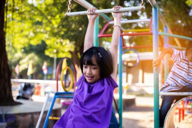 Çocuk oyun alanında. Çocuklar açık havada oynuyor.