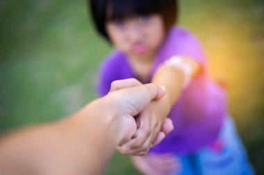 Dışarıda yalnız oturan üzgün küçük bir kız.