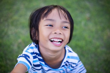 Dışarıda yalnız oturan üzgün küçük bir kız.