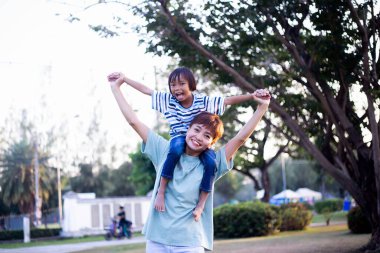 Mutlu aile doğanın tadını çıkarıyor..