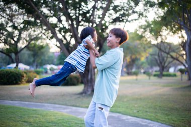 Mutlu aile doğanın tadını çıkarıyor.. 
