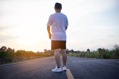 şehir parkında koşu yolu üzerinde çalışan genç adam Runner