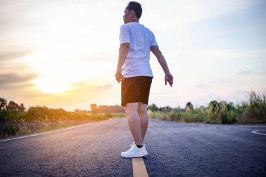 şehir parkında koşu yolu üzerinde çalışan genç adam Runner