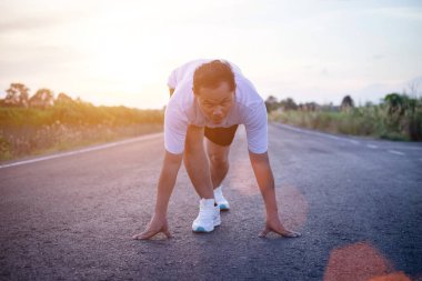 şehir parkında koşu yolu üzerinde çalışan genç adam Runner