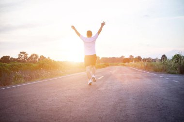 şehir parkında koşu yolu üzerinde çalışan genç adam Runner