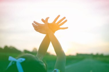 Kadının eller yapar kuş şekli