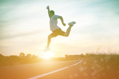 şehir parkında koşu yolu üzerinde çalışan genç adam Runner