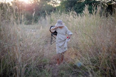 Güneşin doğuşunda mutlu özgürlük