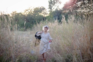 Güneşin doğuşunda mutlu özgürlük