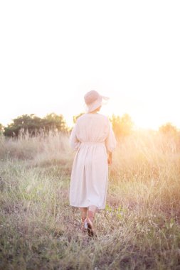Güneşin doğuşunda mutlu özgürlük