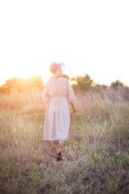 Güneşin doğuşunda mutlu özgürlük