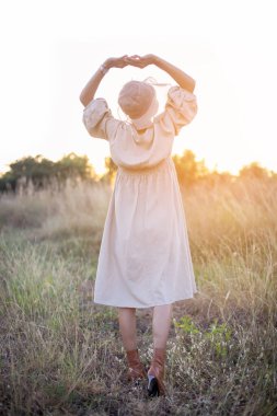 Güneşin doğuşunda mutlu özgürlük