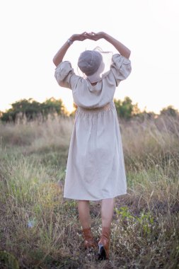 Güneşin doğuşunda mutlu özgürlük