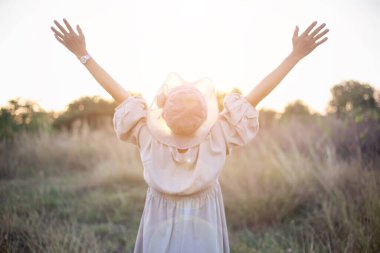 Güneşin doğuşunda mutlu özgürlük