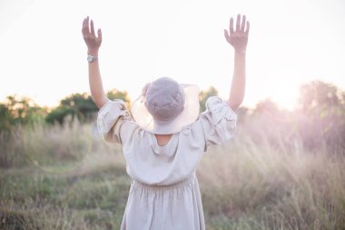 Güneşin doğuşunda mutlu özgürlük