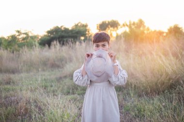 Güneşin doğuşunda mutlu özgürlük