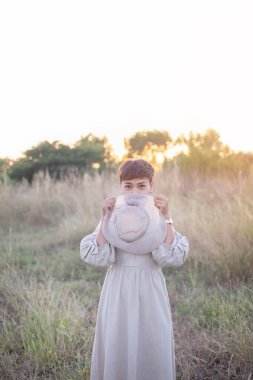 Güneşin doğuşunda mutlu özgürlük