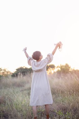 Güneşin doğuşunda mutlu özgürlük