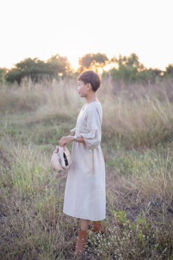 Güneşin doğuşunda mutlu özgürlük