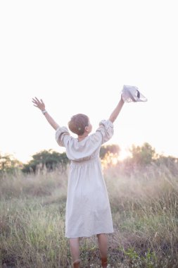 Güneşin doğuşunda mutlu özgürlük