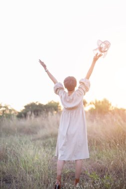 Güneşin doğuşunda mutlu özgürlük