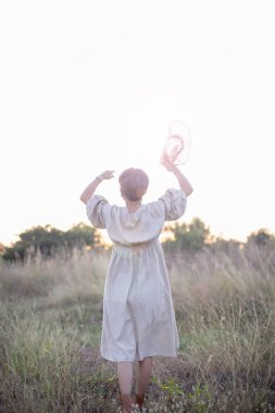 Güneşin doğuşunda mutlu özgürlük