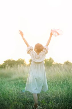 Güneşin doğuşunda mutlu özgürlük