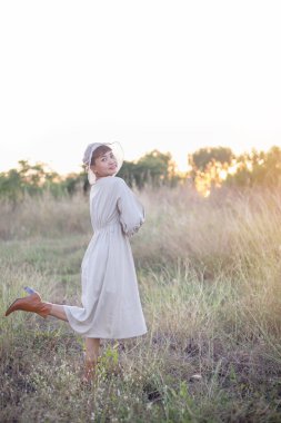 Güneşin doğuşunda mutlu özgürlük