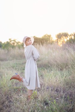 Güneşin doğuşunda mutlu özgürlük