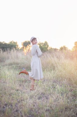 Güneşin doğuşunda mutlu özgürlük