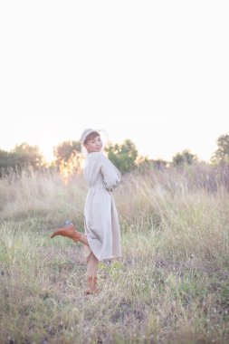 Güneşin doğuşunda mutlu özgürlük