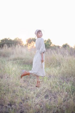 Güneşin doğuşunda mutlu özgürlük