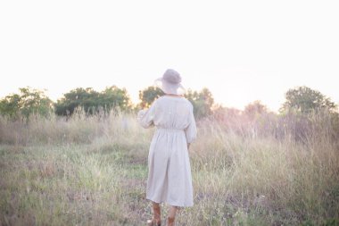 Güneşin doğuşunda mutlu özgürlük