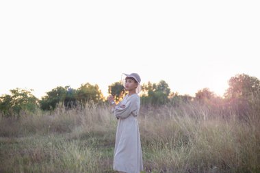 Güneşin doğuşunda mutlu özgürlük