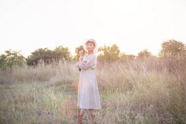 Güneşin doğuşunda mutlu özgürlük