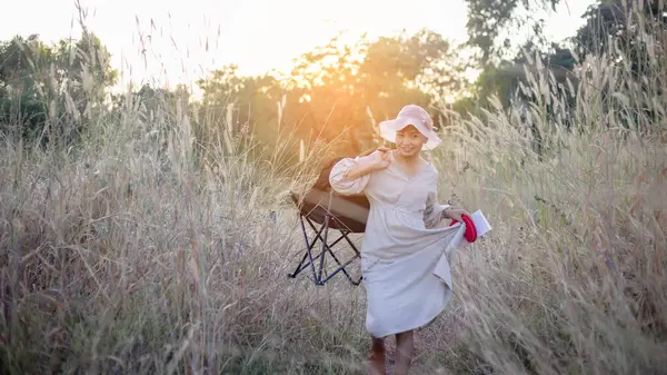 Güneşin doğuşunda mutlu özgürlük